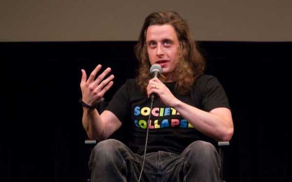 Picture of Sarah Scrivener's husband Rory Culkin speaking something to public